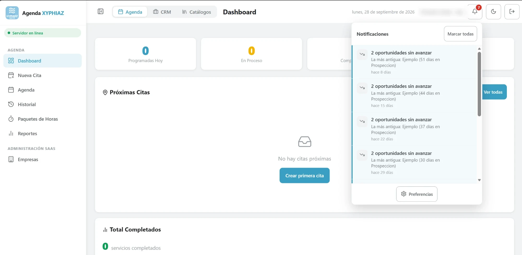 CRM en modo claro con el panel de notificaciones abierto